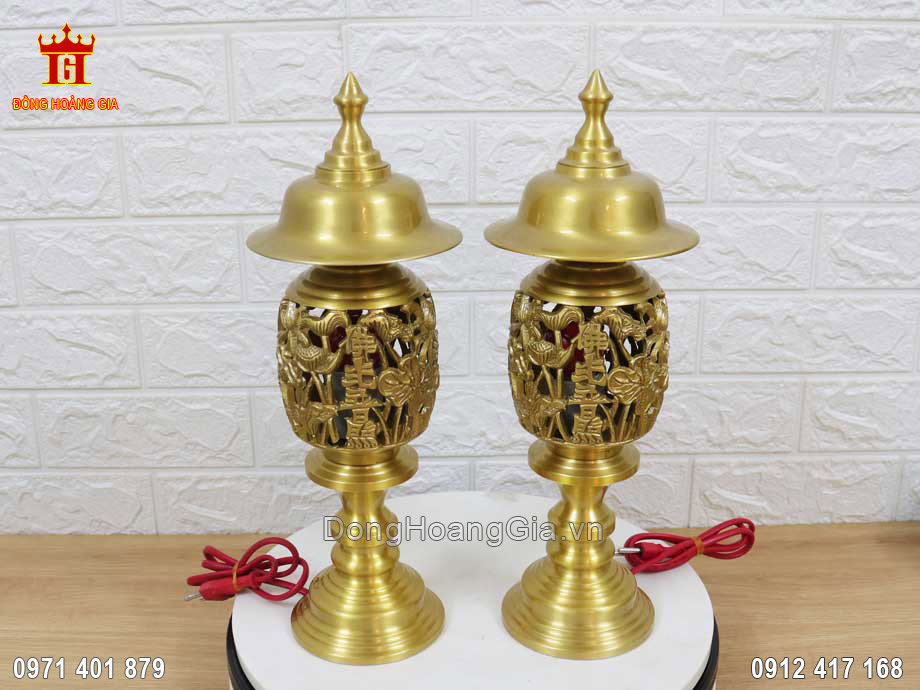 Đôi đèn thờ cúng bằng đồng vàng thanh khiết đúc thủ công